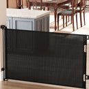 Portão de malha instalado para impedir a passagem de cães, protegendo áreas específicas da casa.