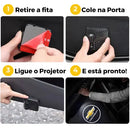 passos para instalacao-retira a fita-cola na porta-ligue o projetor-e pronto
