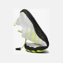 Mostra a flexibilidade no sapato de cor branca.