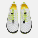 O frnntal do par de sapatos branco mostra a sofisticação do interior com cor amarela moderna.