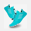 O par de sapatos azul mostra os detalhes na cor branca.