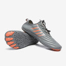 Emprego de cores modernas nos detalhes do sapato cinza, em laranja.