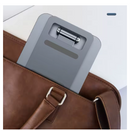 Mostra a facilidade de acomodação do suporte em uma bolsa.