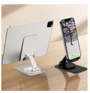 Suporte sendo usado em tablet e culular, nas cores prata e preta. Combinação perfeita com o ambiente!