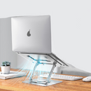 Suporte para Laptop com ajuste de altura e orientação, permitindo uso ergonômico e confortável.
