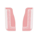 Suporte para celular fixado no painel do carro, fácil acesso ao aparelho durante a direção. Observe o na cor rosa como é moderno.