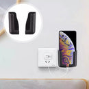Suporte para celular sendo fixado facilmente com adesivo atualizado, garantindo instalação rápida e prática. No caso, na parede próxima a tomada.