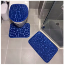 As três peças de piso do box, piso da bacia e tampa de bacia, na cor azul.