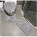 As três peças de piso do box, piso da bacia e tampa de bacia, na cor cinza.