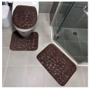 As três peças de piso do box, piso da bacia e tampa de bacia, na cor marrom.