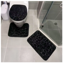 As três peças de piso do box, piso da bacia e tampa de bacia, na cor preta.