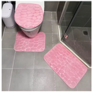 As três peças de piso do box, piso da bacia e tampa de bacia, na cor rosa.