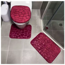 As três peças de piso do box, piso da bacia e tampa de bacia, na cor vermelha.