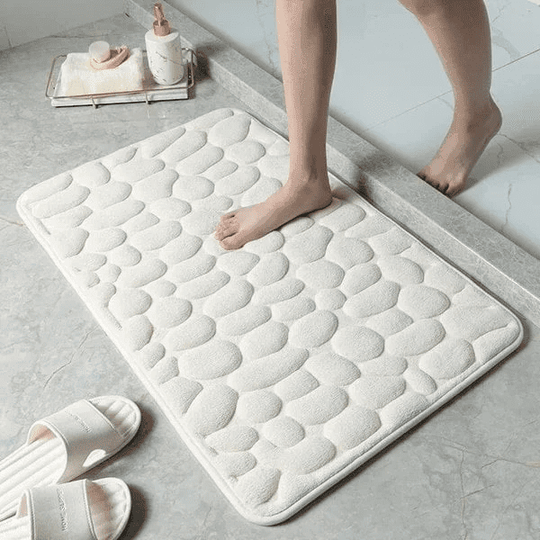Padrões e cores dos tapetes combinam com o ambiente. Esse é o branco.