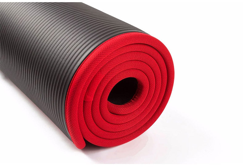 Praticante de yoga usando o Tapete Antiderrapante Extraforte, garantindo conforto e firmeza nos movimentos.