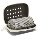 a toalha cinza no estojo